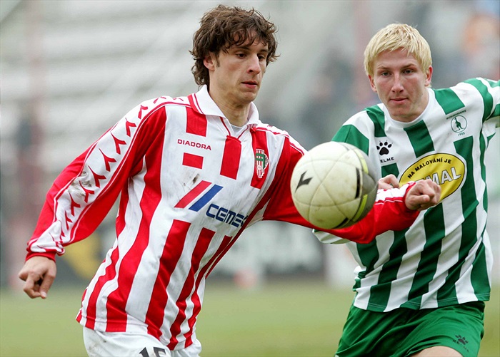 Michal Pávek hypnotizuje míč. (foto: Sváči)