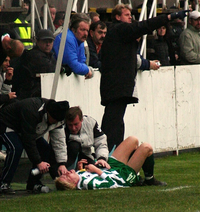 Pávek se v první půli zranil, ale zápas dohrál: "Při výskoku mě soupeř chytil za ruku a vyhodil mi rameno.". (foto: Hanička)