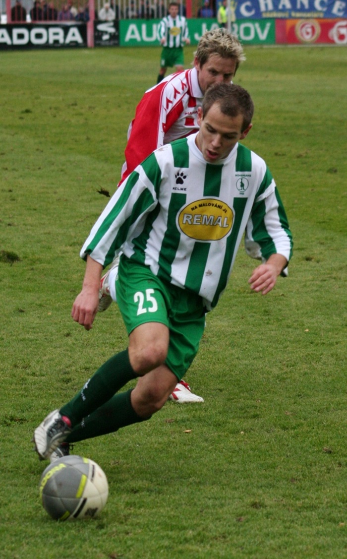 Martin Kotyza se zmocnil divného míče. Zvláštní design, špatná kvalita - to byly hlasy o míči Diadora. (foto: Hanička)