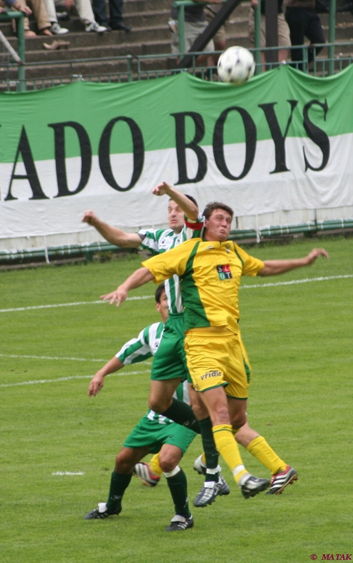 Kapitán v obranné činnosti.