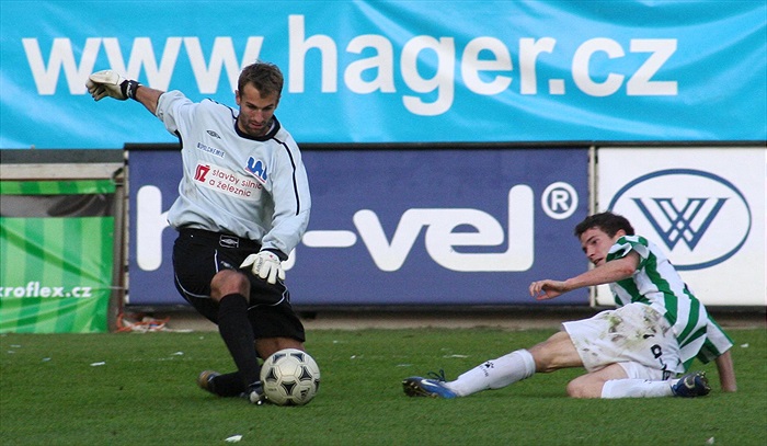 David Bartek v poslední šanci. Sudí neodpískal penaltu, Bartek se ještě stačil dát gól.