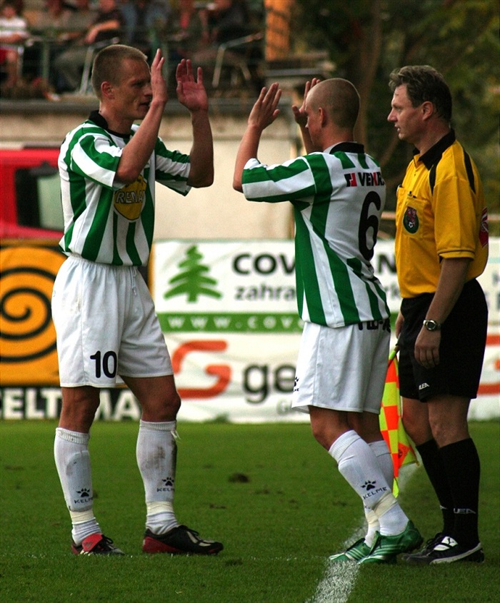 Na hřiště přichází Pavel Hašek, celý v zelenobílém, včetně kopaček.