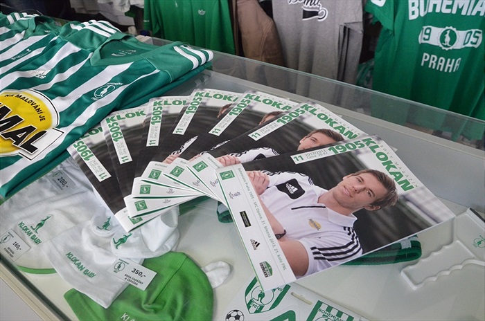 Nicolas Šumský prodával ve fanshopu