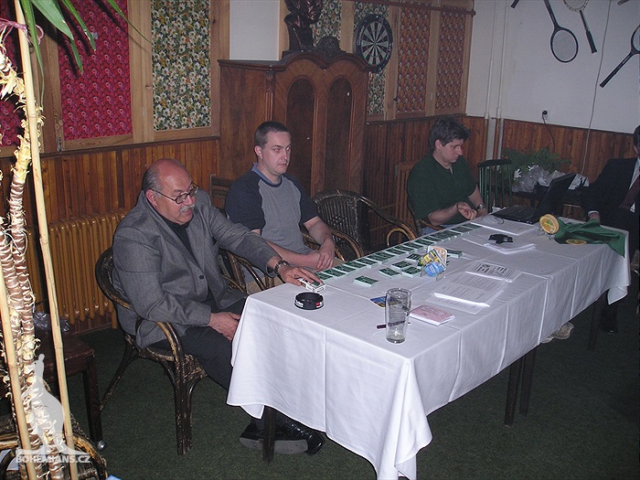 Zraněný Jan Rajnoch v doprovodu maséra Hrice opouští hřiště