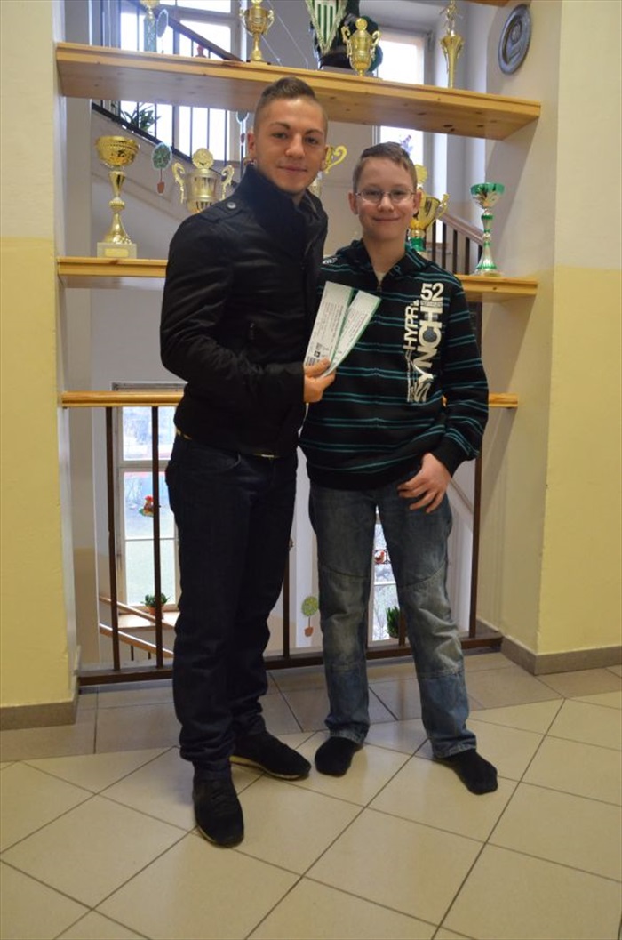 Nicolas Šumský předává lístky žákům na ZŠ Botičská