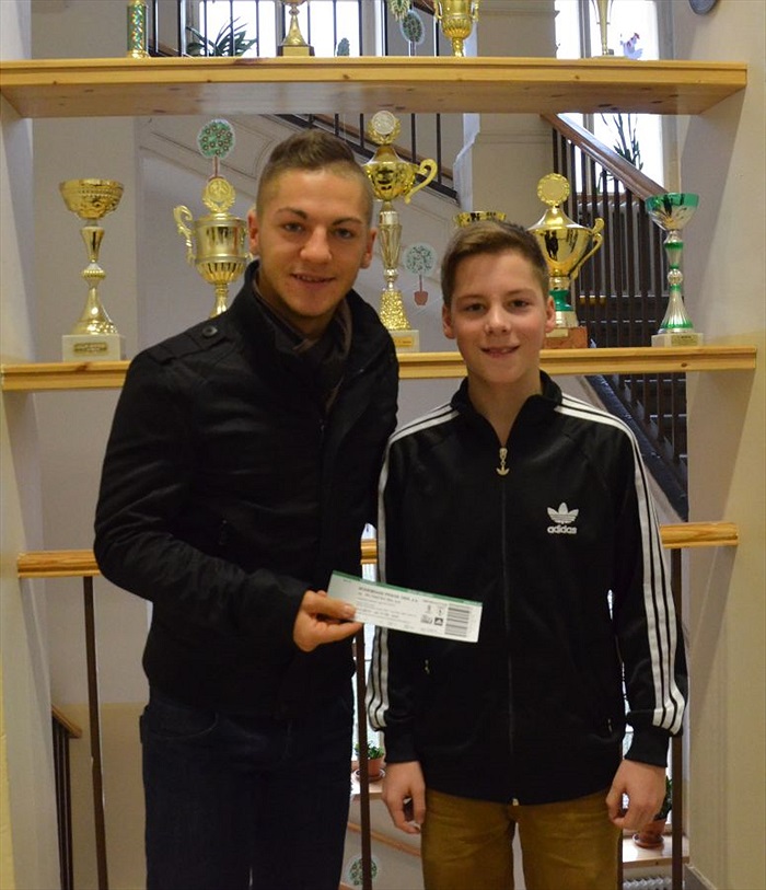 Nicolas Šumský předává lístky žákům na ZŠ Botičská