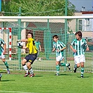 Golman J. Kondelík po úspěšném zákroku zakládá náš další útok 