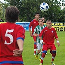 BOH - BRNO 1:1   Filip Kučera v sevření brněnských hráčů. Vzadu vykukuje Tomáš Přibyl.