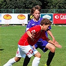 Richard Stanka se snaží zastavit pardubického hráče