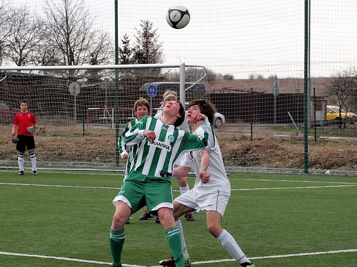 Hlavičkový souboj Kara Charváta sleduje brankář Antonín Kubeník