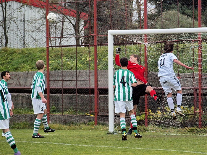 S touto střelou si náš golman M. Bartůněk snadno poradil