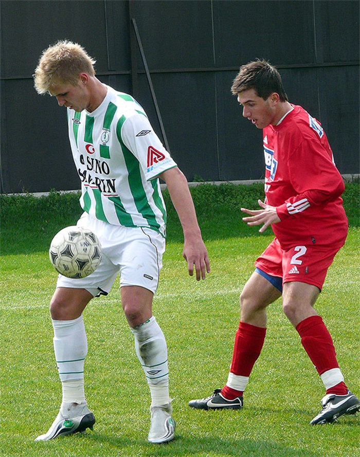 Lukáš Paluka si kryje míč