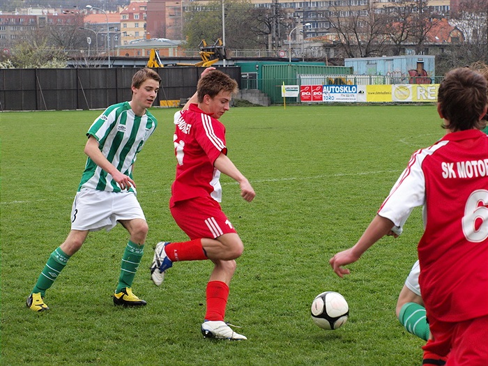 Jakub Horký přihlíží soupeřově práci s míčem