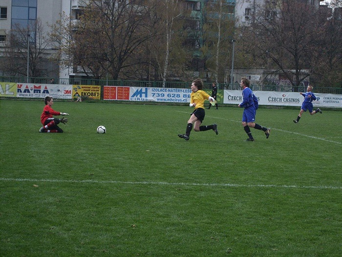 Ač se snažil Péťa seč mohl, tenhle balón nedohonil