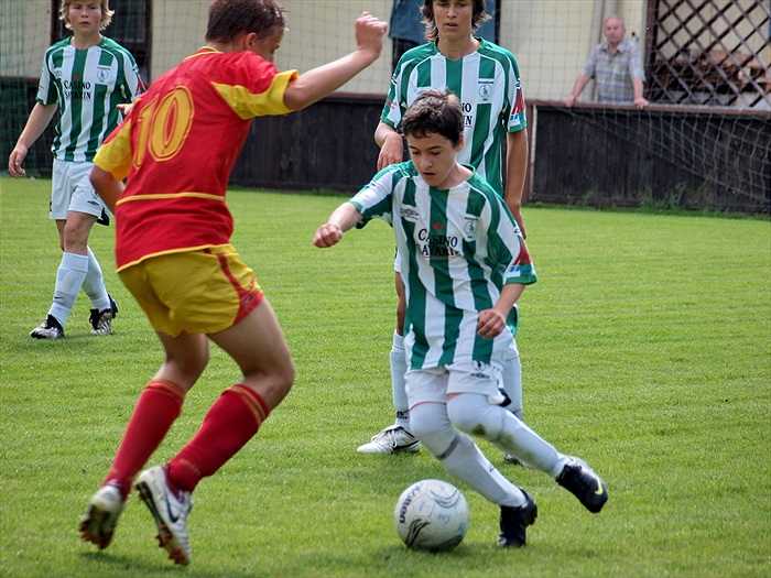 Tomáš Přibyl obchází děčínského hráče