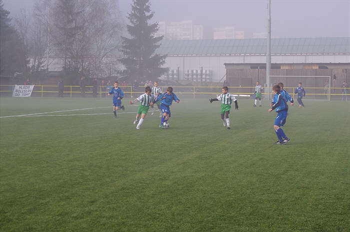 Štěpánek bojuje u míč, na pomoc mu jde Čakurda