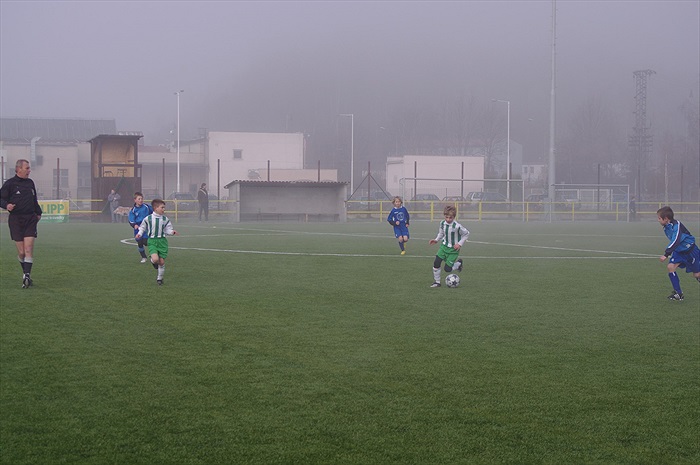 Novák u míče startuje do úniku, vedle vše kontroluje Pejša