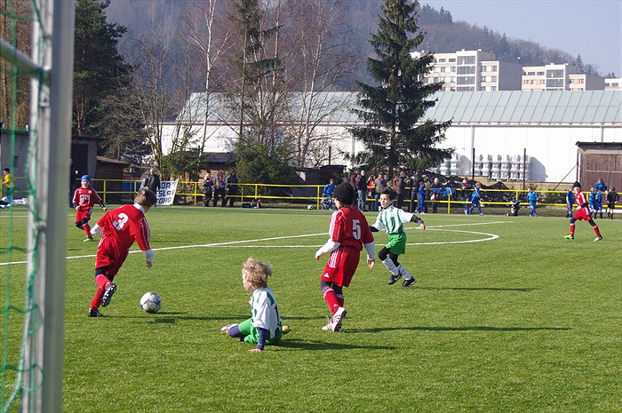 Musil s Vakočem usilují o míč proti Olomouci