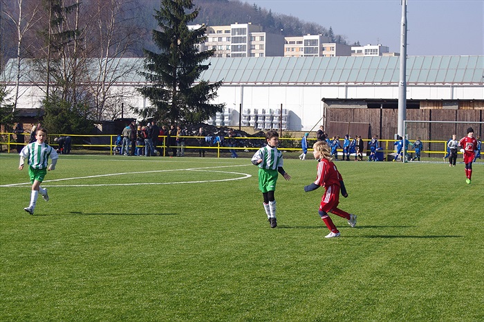 Vakoč a Štěpánek vyhlížejí míč v dáli