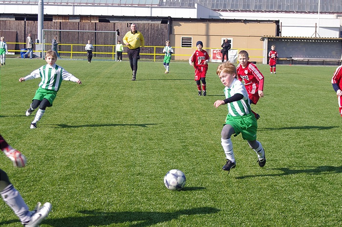 Žambůrek jde sám na brankáře, vzadu Novák v poloze "letadlo"