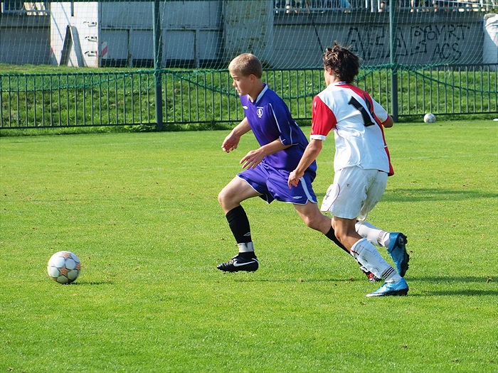 Petr Kalaš odváží míč dále od naší branky do bezpečí