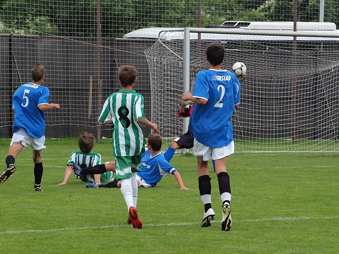 Roman Artemuk střílí další branku, bohužel praporek rozhodčího byl proti.