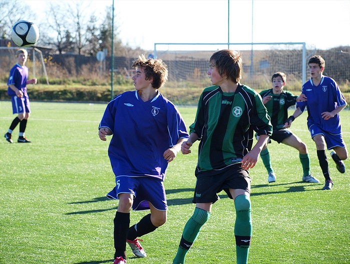 Jan Šetina sleduje míč při obranném zákroku