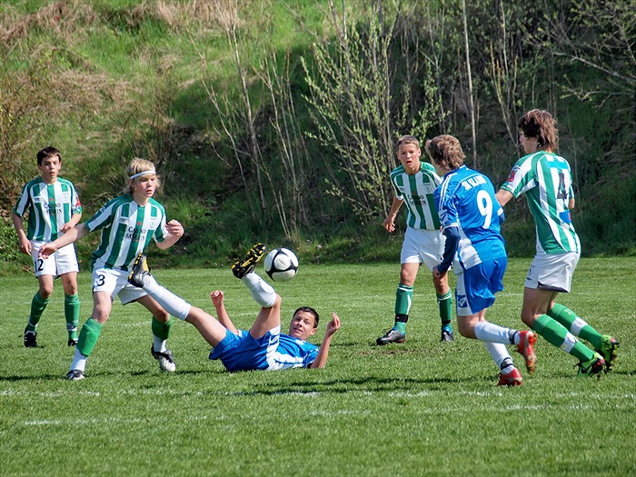 Tady je na zádech pro změnu kladenský útočník (práce Petra Kalaše č.3)