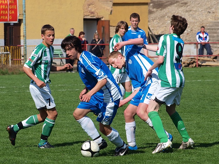 Martin Švestka právě obdržel pěknou ránu loktem do zubů