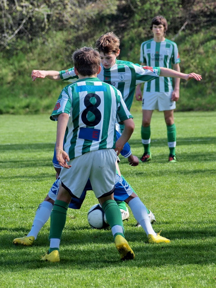 Martin Švestka a Filip Kučera (8) presují jednoho z kladenských hráčů