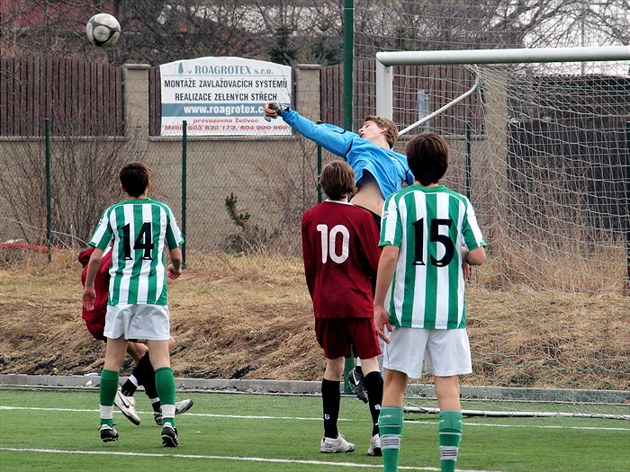 Ve 2. půli byl už zase zpátky v bráně M. Bartůněk. Zde úspěšně vyboxoval míč od své svatyně.