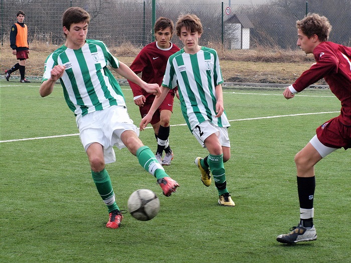 U míče K. Charvát, který neproměnil nařízenou penaltu. Jistí ho A. Fotr (2)