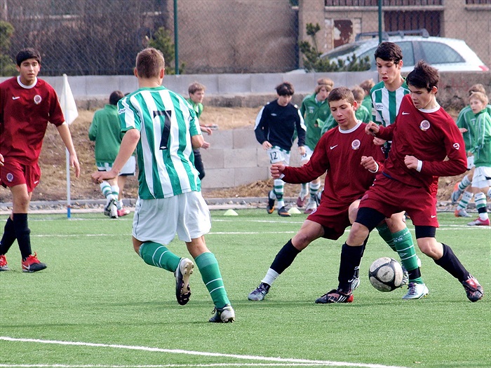 M. Borek ve snaze zastavit sparťanské duo. Přihlíží D. Kostka (7)