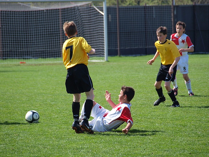 Vltavský posouvá balón dopředu