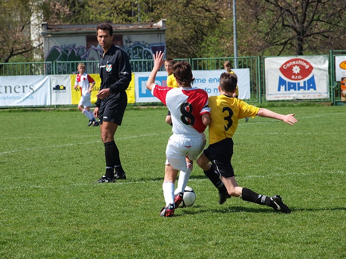 Filip se rve o každý centimetr hřiště