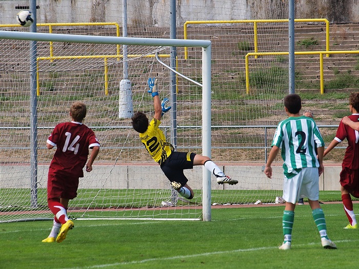 Náš brankář Jakub Kondelík efektním způsobem odvrací nebezpečí od naší branky