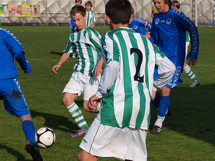 Kevin Radimský se snaží probít klubkem hráčů