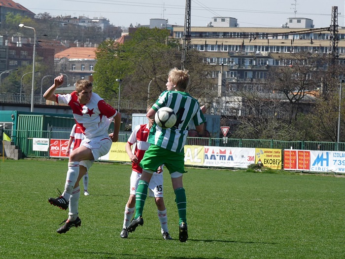 David Svozil ve vzdušném souboji se Slávistou