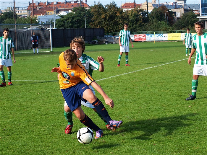 Adam Fotr velmi důrazně atakuje útočníka hostů