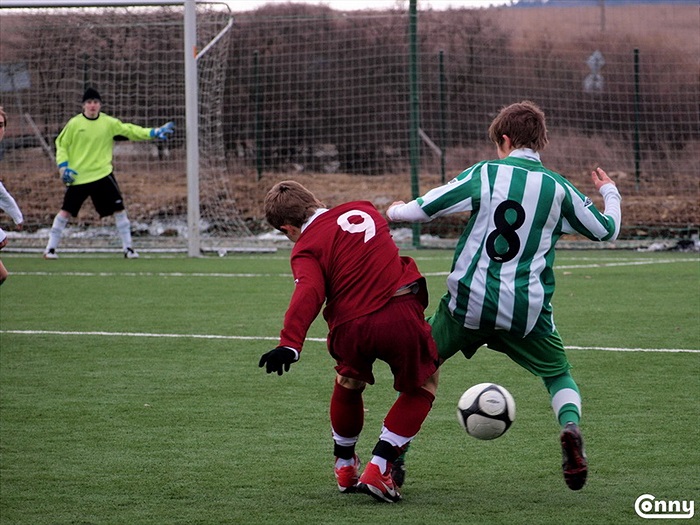 Martin Hnilička si kryje míč