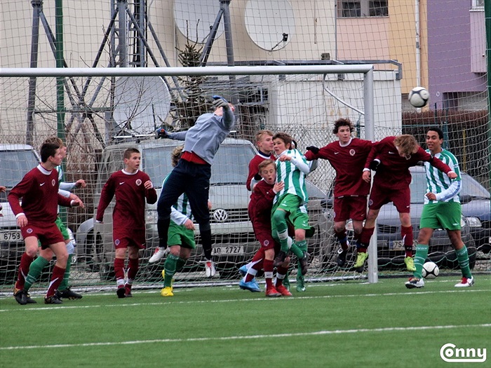 Brankář Sparty likviduje rohový kop