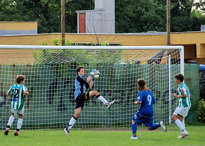 Míč má bezpečně ve své moci náš golman J. Kondelík