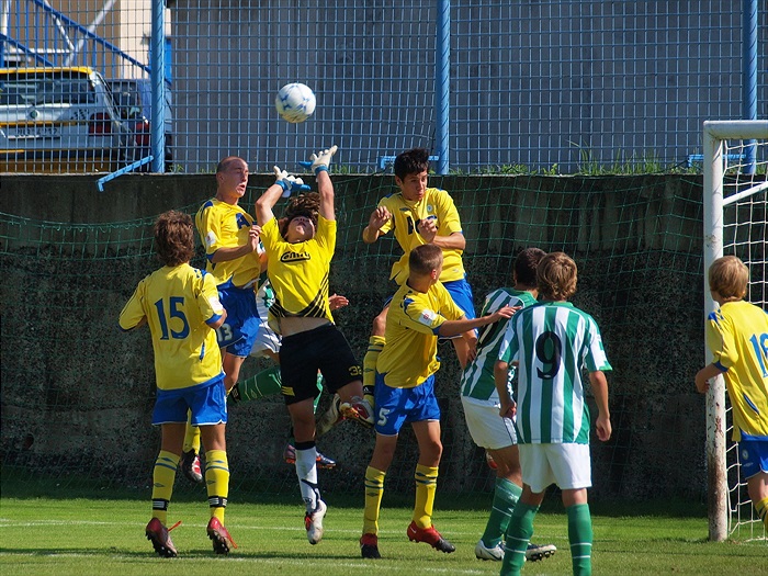 Podaří se našemu golmanovi vyřešit tuhle situaci? Podařilo se...