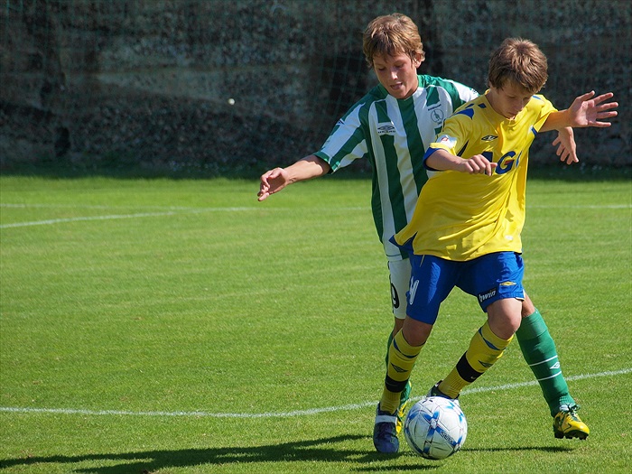 Jakub Grohmann se snaží odebrat míč svému soupeři