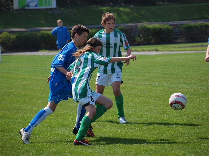 Výpadu velkého bojovníka Adama Petříka (8)přihlíží Kuba Grohmann