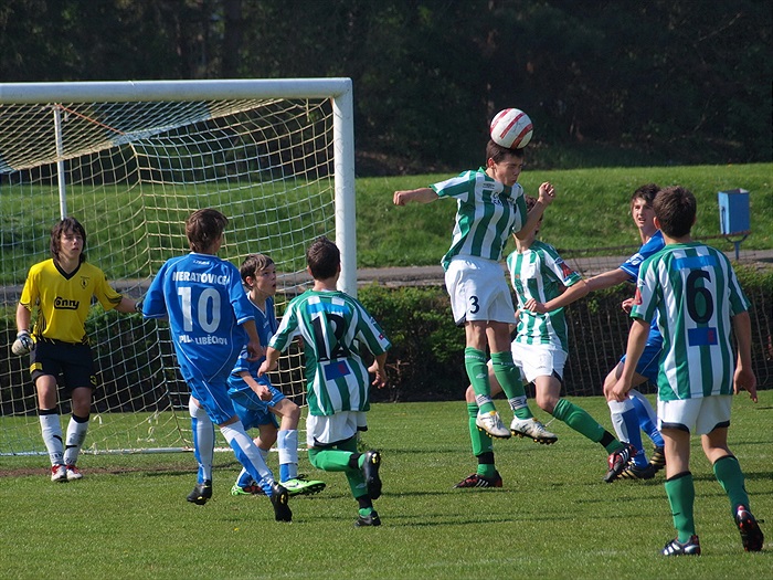 Petr Hromas v roli stopera odvrací hlavou nebezpečí od naší branky. Sekundují mu Přibyl (12), Fiala (6) a golman Kondelík