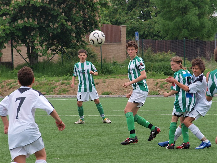 J. Hořák společně s A. Petříkem a P. Hromasem sledují situaci