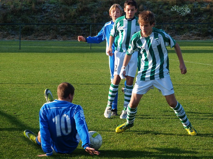 J. Grohmann se za pozornosti P. Hromase pokouší odebrat míč kladenskému Červenkovi