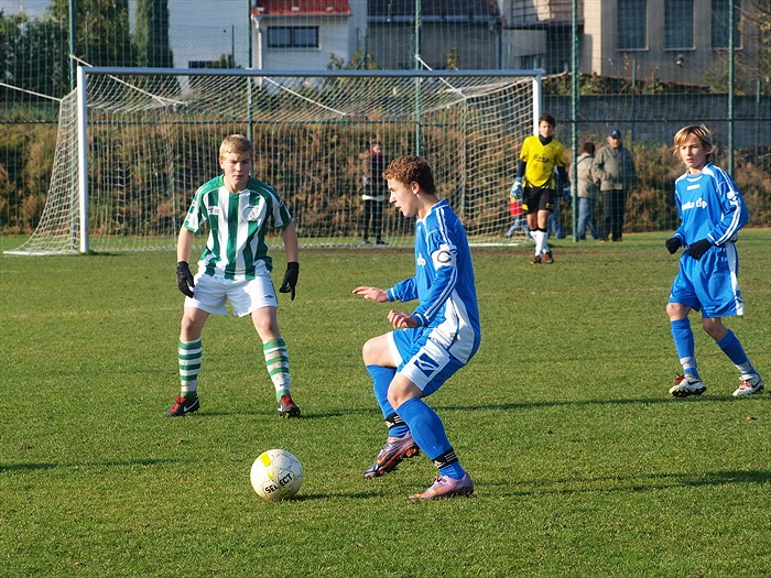 Petr Kalaš kladenskému kapitánovi Pírkovi v zápase moc nedovolil