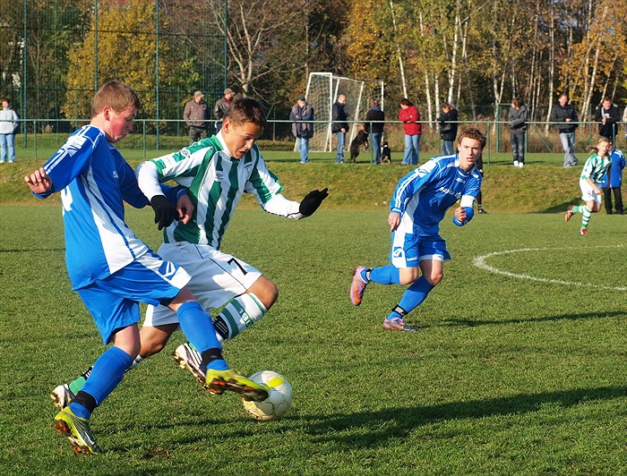 Náš Dominik Kostka proniká mezi obávanou kladenskou "dvojkou" Červenka - Pírka